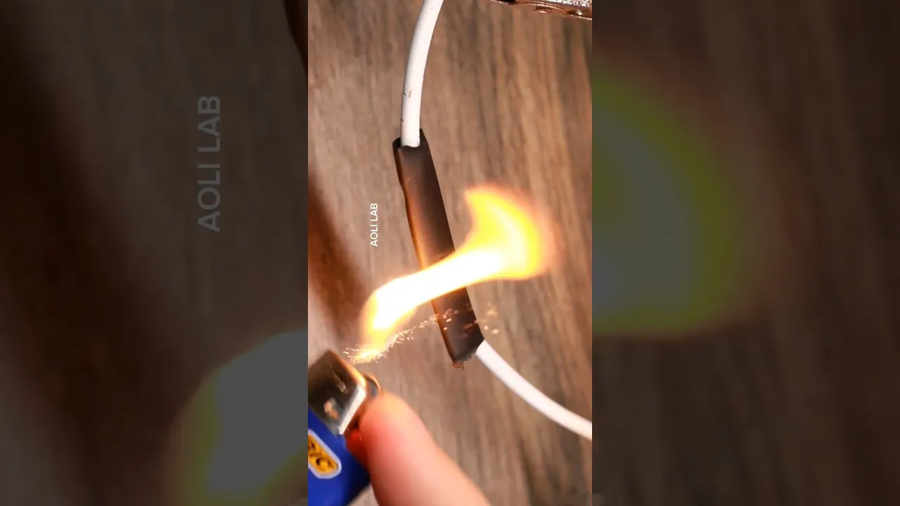 Soldando fio de cobre e usando espaguete termo retrátil. #solda #cobre #eletronicaanalogica